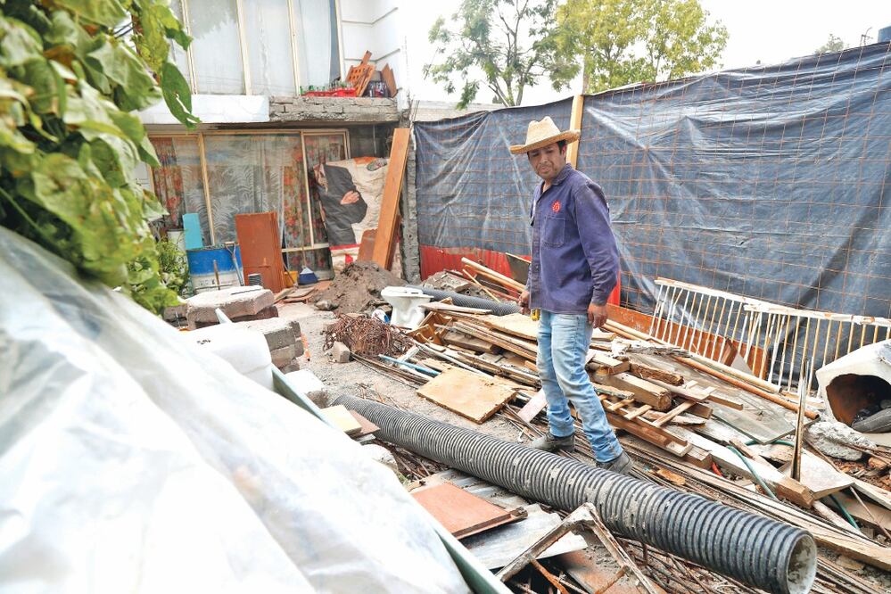 Carlos está reparando su drenaje por cuenta propia pues dice que vive con sus padres, personas de la tercera edad, quienes necesitan salubridad. (YADÍN XOLALPA/EL UNIVERSAL)