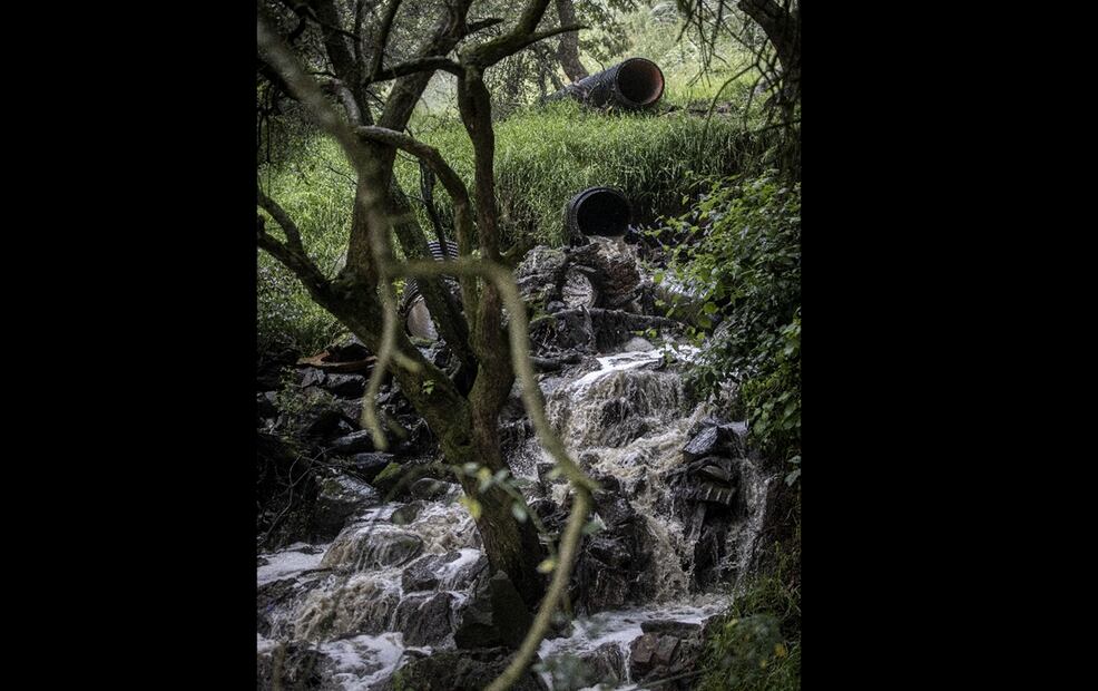 “Si se contamina [el pozo] podemos dejar de tener acceso al agua”, dijo Pastor Franco. “Se ve afectado todo, nuestra calidad de vida”. La contaminación del único pozo que distribuye el agua filtrada en San Pedro podría afectar la salud y el bienestar de más de 12 mil personas. Foto: Gabriel Pano/EL UNIVERSAL