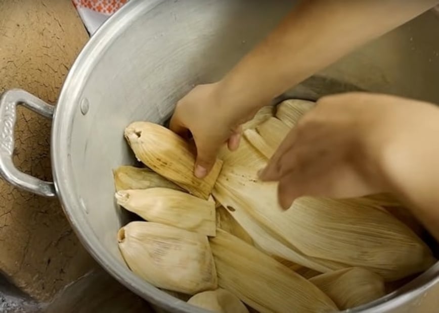 La hija de Doña Ángela da su receta de tamales de maíz quebrado con salsa roja