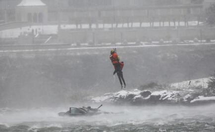 Video. Rescatista saca cuerpo de mujer que cayó con su auto al borde de las Cataratas del Niágara