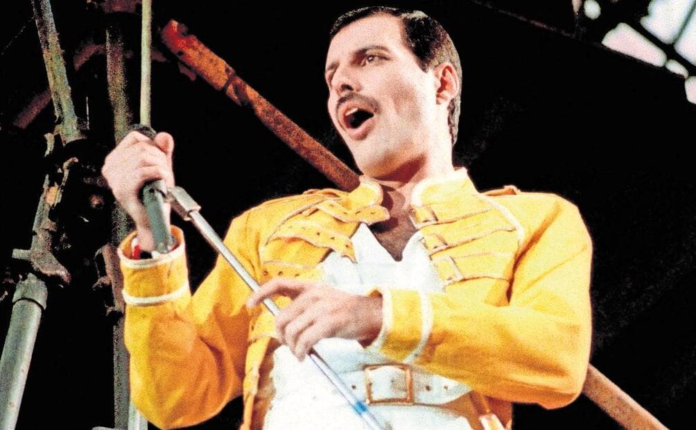 Sin duda uno de looks con que el público más identifica a Mercury es su chaqueta amarilla, típica de sus conciertos en los 80s, luciendo cabello corto y mostacho. Foto: AP Photo/Marco Arndt.