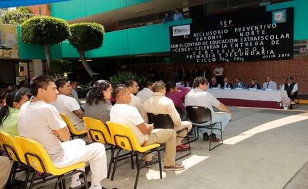 Internos se gradúan de primaria y secundaria en el D.F.