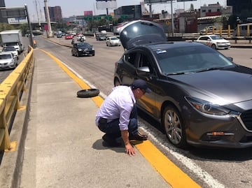 “El neumático quedó destrozado”: Bache en Periférico Norte provoca llantas ponchadas y caos vial