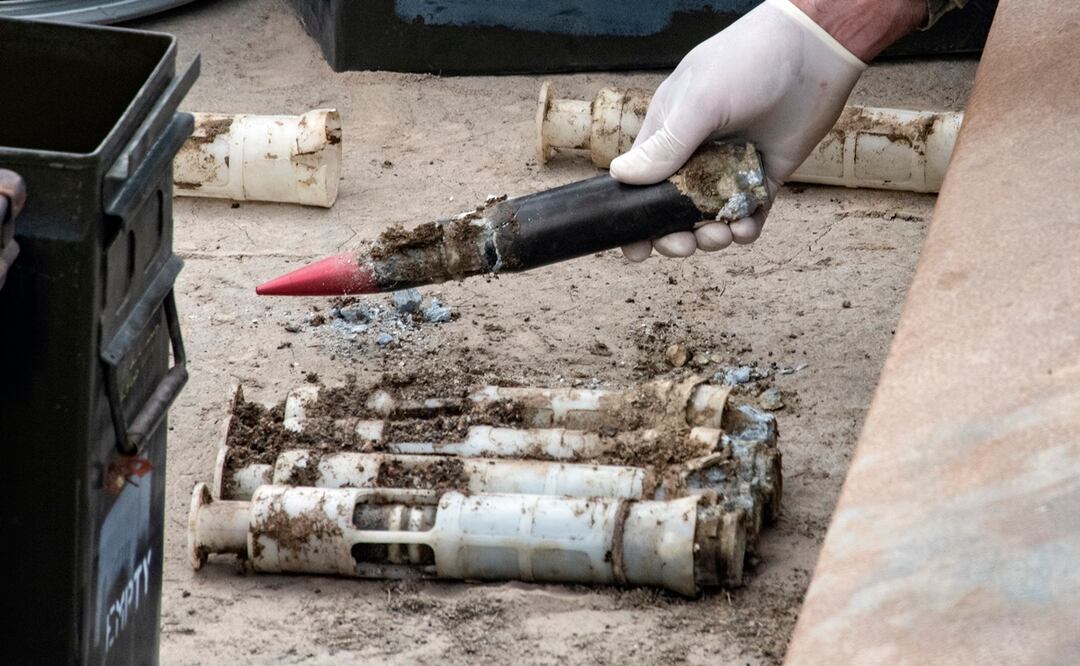 Esta fotografía de la Guardia Nacional Aérea de Estados Unidos, especialistas de esa institución militar manipulan munición de uranio empobrecido contaminada o peligrosa en un Depósito del Ejército en Tooele. Foto: AP