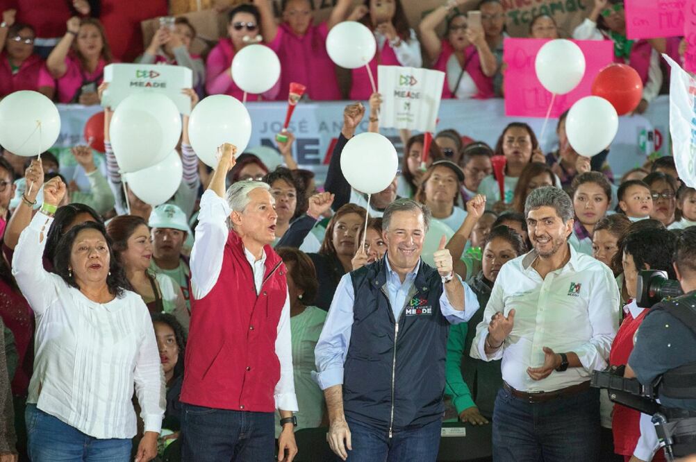 El candidato de la alianza Todos por México, José Antonio Meade, flanqueado por el gobernador del Estado de México, Alfredo del Mazo (izq.), y el presidente del PRI en esta entidad, Ernesto Nemer (der.), durante un mitin en Ecatepec. Foto: GERMÁN ESPINOSA