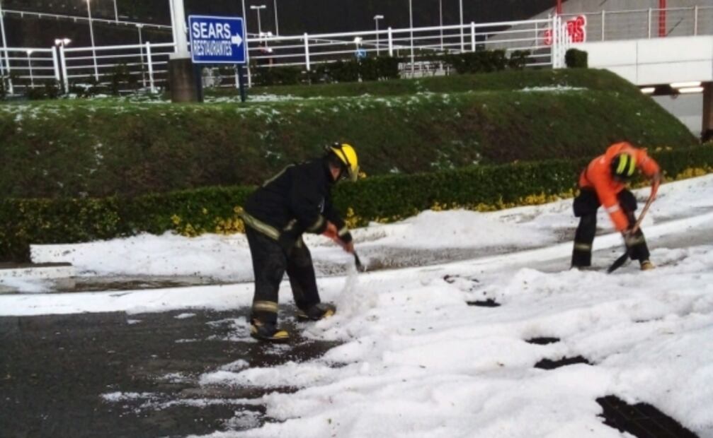 Intensa granizada pinta de blanco Galerías Atizapán