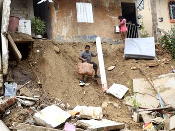 FOTOS: Deslave se tragó sus casas por las intensas lluvias que dejó “John” en Acapulco