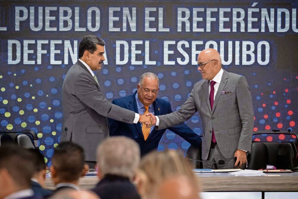 El presidente de Venezuela, Nicolás Maduro (i), saluda al titular de la Asamblea Nacional, Jorge Rodríguez, en un acto en el Consejo Nacional Electoral. Foto: EFE