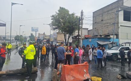 Vecinos bloquean Calzada Ignacio Zaragoza para exigir la limpieza de lodo y el retiro de aguas negras tras lluvias