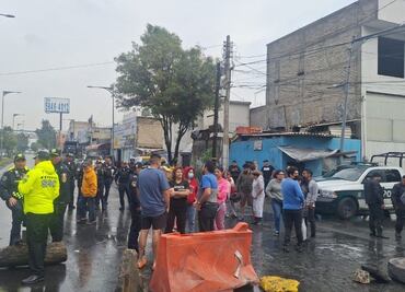 Vecinos bloquean Calzada Ignacio Zaragoza para exigir la limpieza de lodo y el retiro de aguas negras tras lluvias