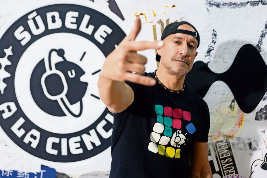 El investigador Manuel Suárez fue vocalista de la banda de rock Guillotina. La foto fue tomada durante la transmisión de su programa multimedia Súbele a la Ciencia./ Hugo Salvador / El Universal