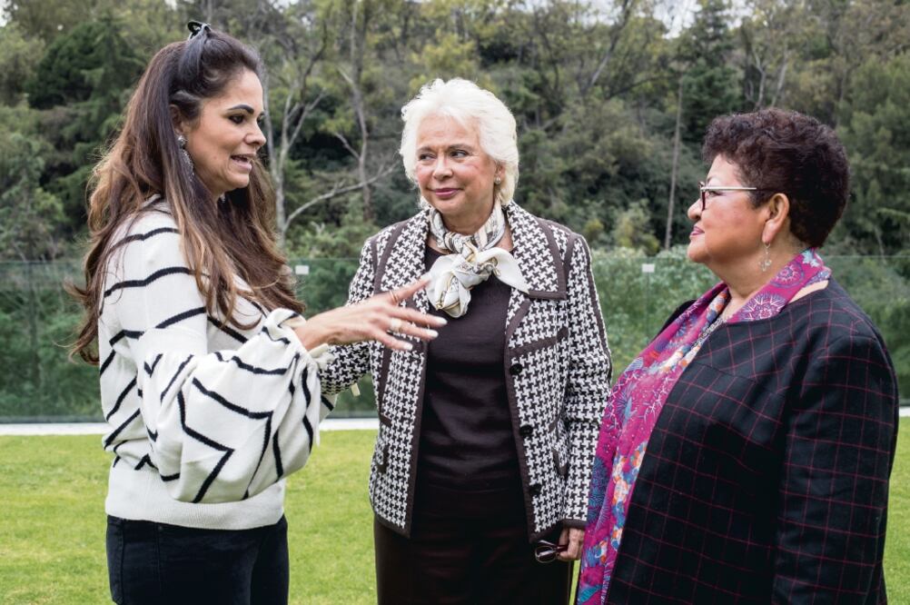 La señora Perla Díaz de Ealy; Olga Sánchez Cordero, próxima secretaria de Gobernación, y Ernestina Godoy, futura procuradora General de Justicia de la Ciudad de México (GERMÁN ESPINOSA. EL UNIVERSAL )