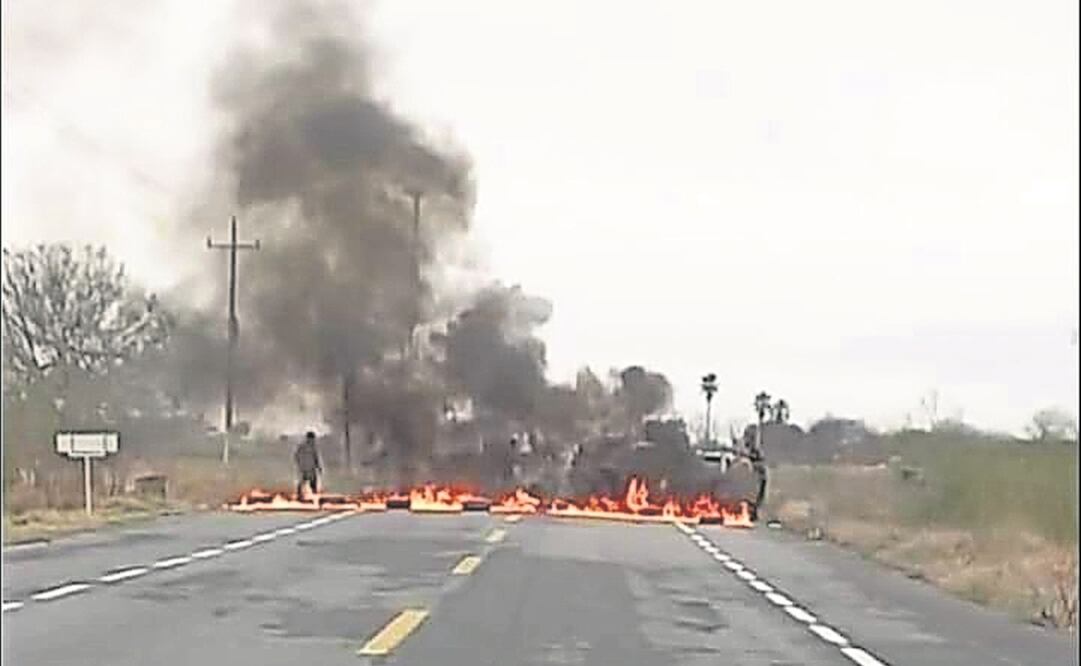 En la carretera Reynosa-Ribereña, Tamaulipas, se reportaron una serie de bloqueos e incendios de vehículos. Foto: ESPECIAL
