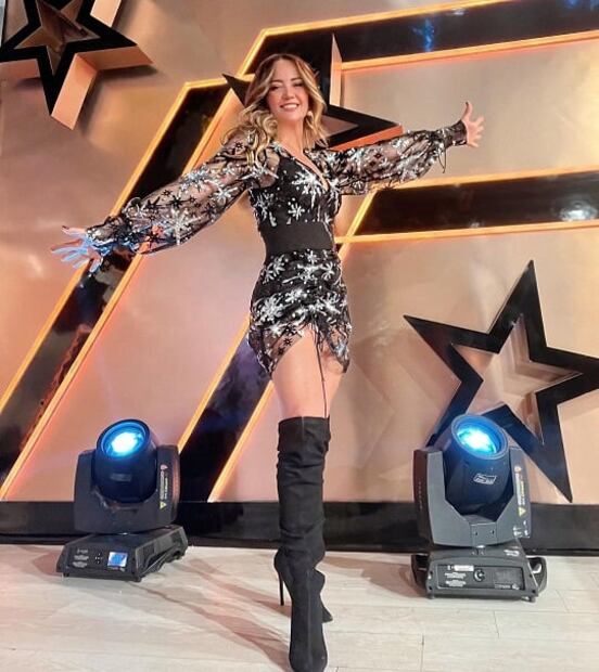 Andrea Legarreta se luce en minivestido con transparencias y botas altas