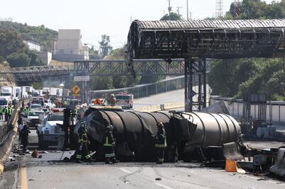 Volcadura e incendio de una pipa de Pemex provoca caos vial en autopista Chamapa-Lechería; no hay personas lesionadas