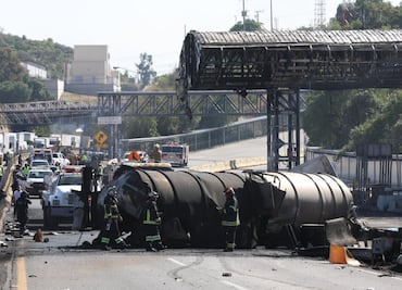 Volcadura e incendio de una pipa de Pemex provoca caos vial en autopista Chamapa-Lechería; no hay personas lesionadas