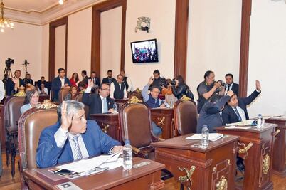 Asamblea sesiona como en la escuelita