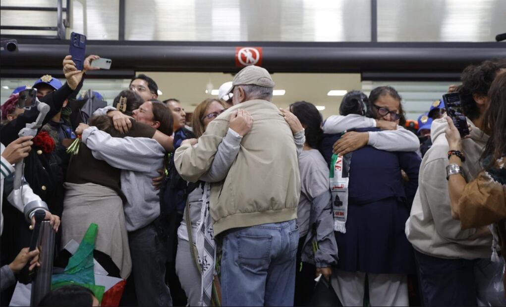 Los mexicanos que participaron en la Flotilla Global Sumud fueron recibidos por sus familiares en la Base Aérea Militar del AICM, el miércoles 8 de octubre de 2025: Foto: Diego Simón /EL UNIVERSAL