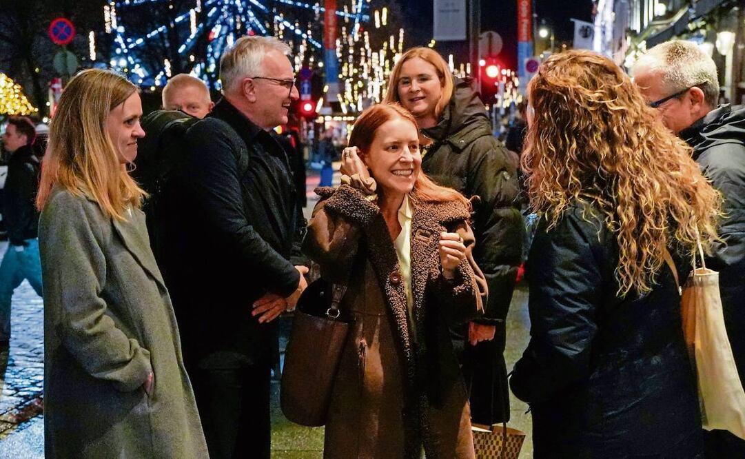 Ana Corina Sosa (centro), hija de la líder opositora venezolana María Corina Machado, afuera del Grand Hotel, en Oslo, anoche. Foto: AFP