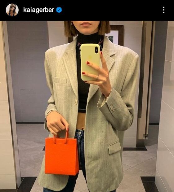 Eiza González impone tendencia con unos boyfriend jeans a la cadera 