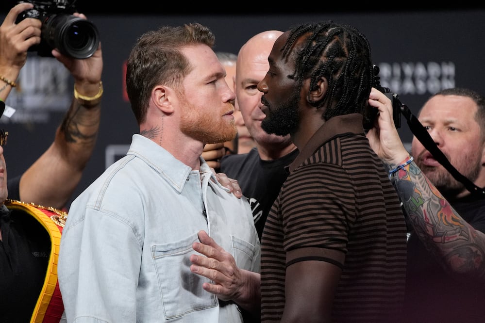 Terence Crawford y "Canelo" Álvarez encarándose en conferencia de prensa - Foto: AP