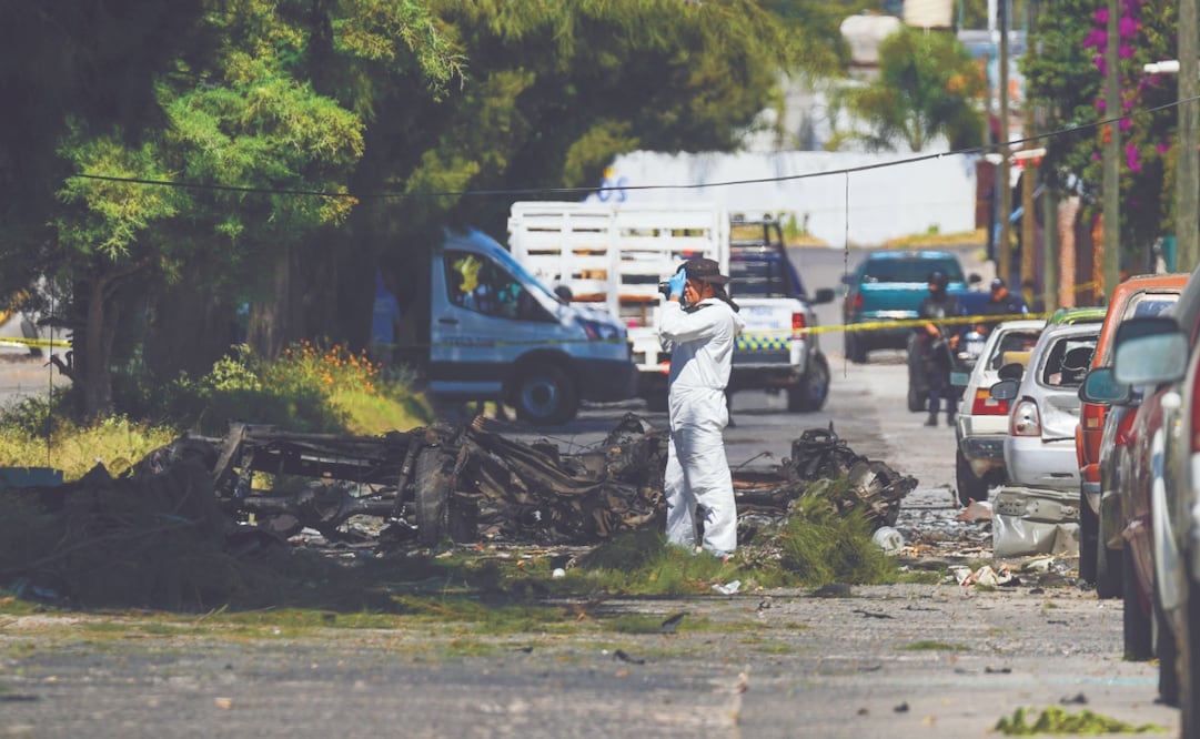 Un perito trabaja en la escena donde explotó un coche bomba cerca de una comisaría en Acámbaro, estado de Guanajuato. Foto: de ARMANDO SOLÍS. AP