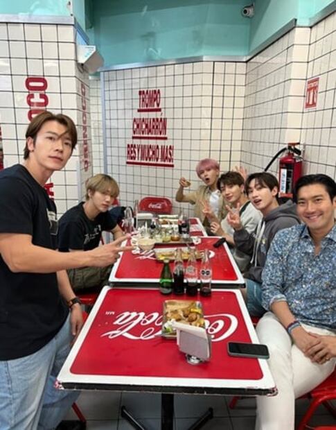 Super Junior se rinde a la comida mexicana, son captados en una taquería a horas de su concierto en la CDMX