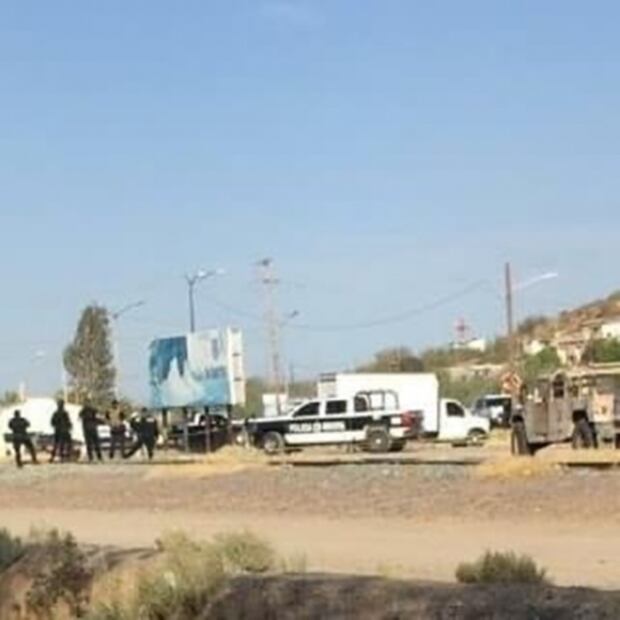 Abandonan vehículo de carga con cuatro cadáveres en el panteón de Caborca