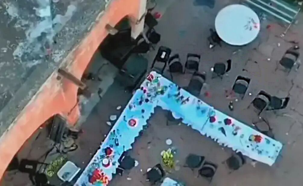 Así quedaron las sillas y mesas tras el ataque armado en contra de los jóvenes. Foto: Especial