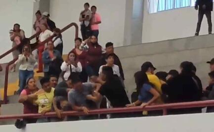 VIDEO: ¡A puñetazos! Morenistas arman zafarrancho en evento en Ecatepec