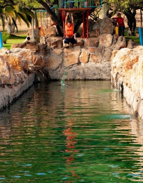 Balneario El Oasis: aguas termales y toboganes por 150 pesos