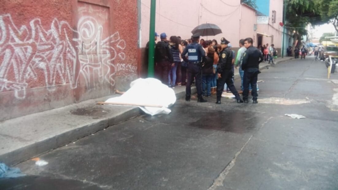 Tras operativo, asesinan a tiros a hombre en Tepito