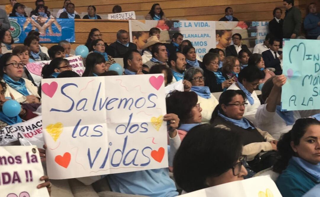 Con mantas y pancartas, integrantes de grupos pro vida se manifestaron con el grito de “si a la vida” en apoyo a la iniciativa. Foto: Especial