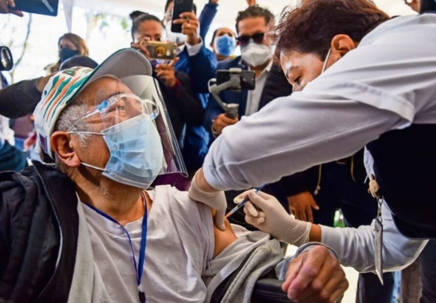 Covid-19: Pfizer sugiere que tercera dosis de vacuna protegerá a adultos mayores de variante Delta