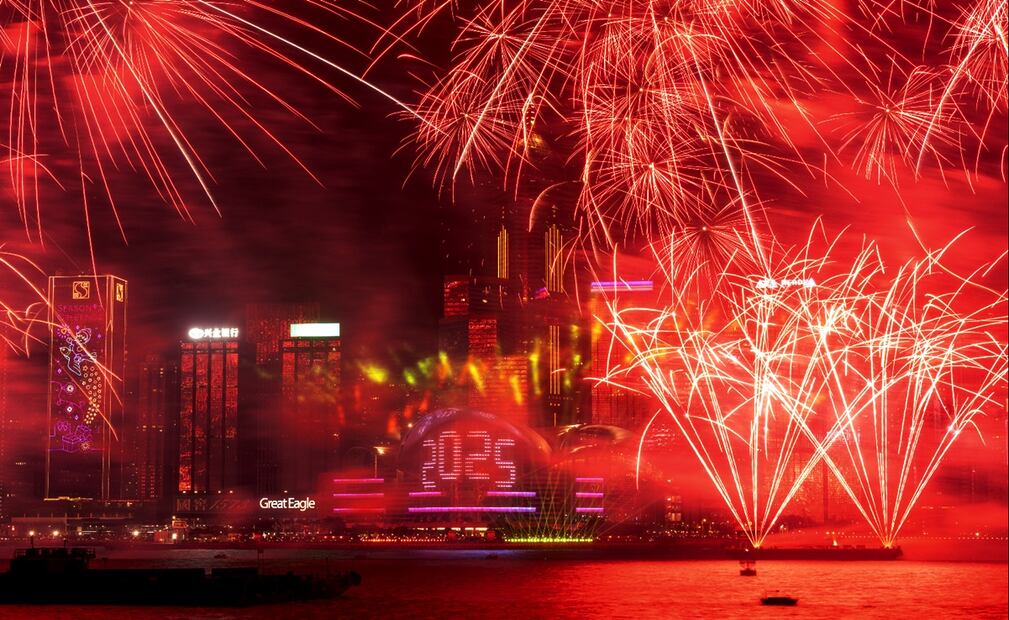 Fuegos artificiales estallan sobre puerto Victoria en las celebraciones del inicio del año 2025 en Tsim Sha Tsui, Hong Kong. Foto: AP