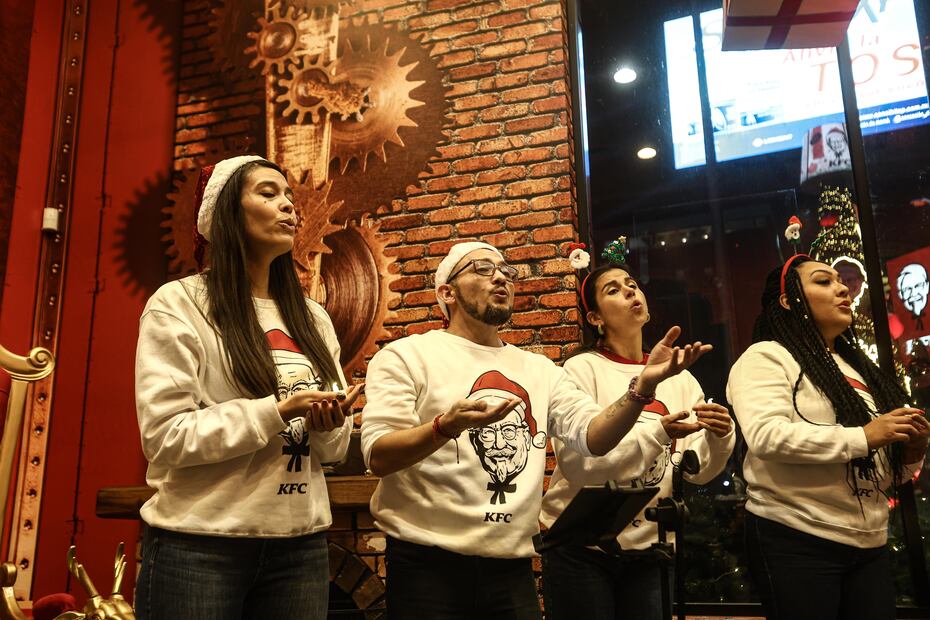 Inauguración de "Pollo Norte" en el Kentucky Fried Chicken Boulevares FOTOS Gabriel Pano El Universal