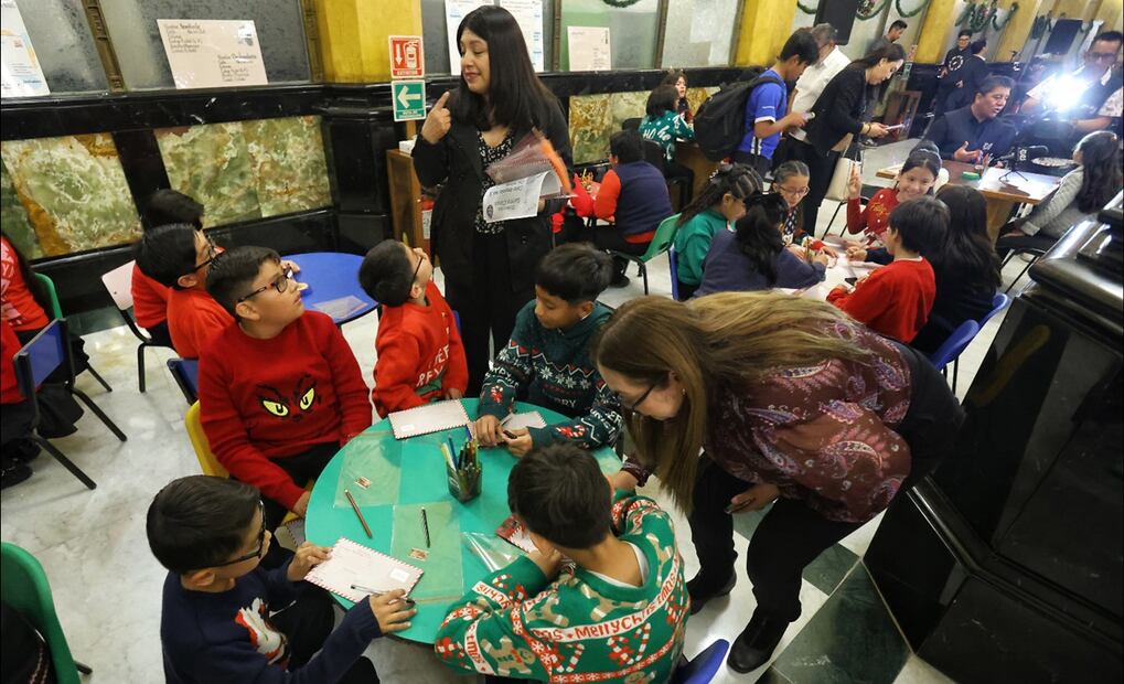 Con ilusión y alegría, niños y niñas escriben cartas para pedir lo que más desean en esta Navidad y para el próximo 6 de enero. Foto: Fernanda Rojas/EL UNIVERSAL
