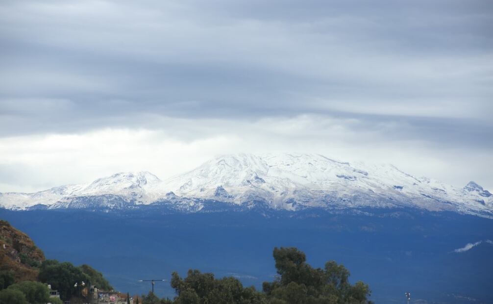 Así lucen los volcanes Iztaccíhuatl y Popocatépetl desde el oriente del Estado de México. Foto: Luis Camacho |EL UNIVERSAL