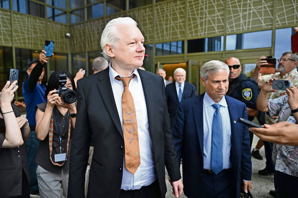 El fundador de WikiLeaks, Julian Assange (centro), ayer al salir del Tribunal Federal de Estados Unidos en la Comunidad de las Islas Marianas del Norte, en Saipán.(Photo by Yuichi YAMAZAKI / AFP)