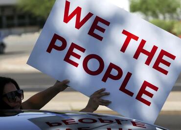 Arrestan a 2 personas por atropellamiento en protesta “No Kings” en California; una manifestante resultó gravemente herida