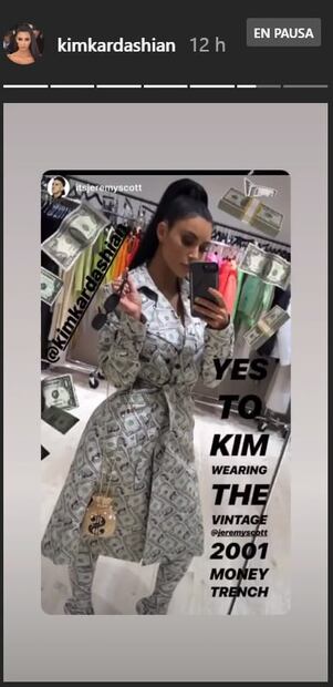 Kim Kardashian se viste con un atuendo hecho de billetes de dólares