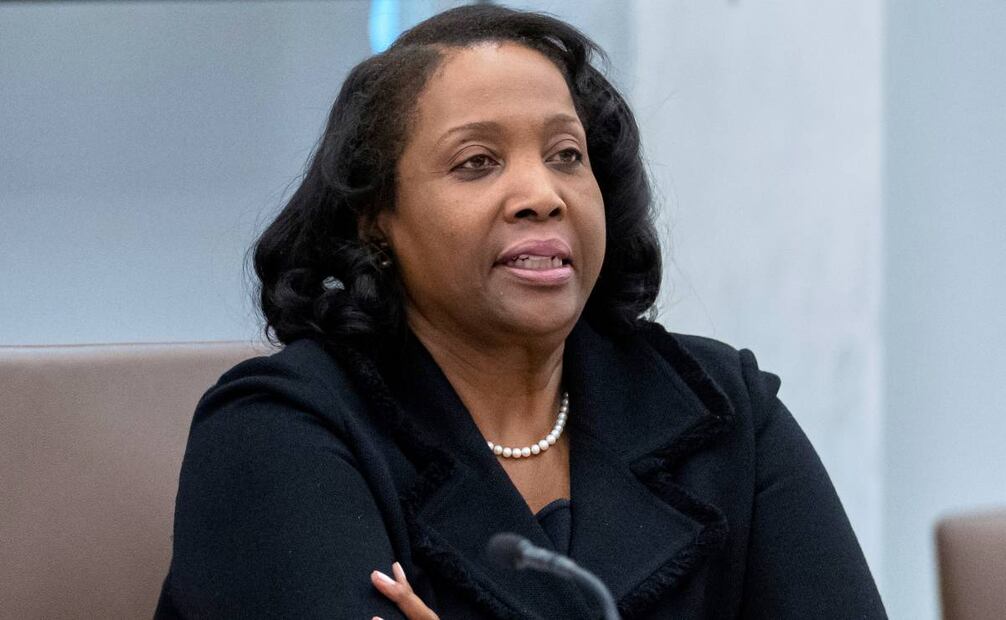 Lisa Cook, miembro de la Junta de Gobernadores de la Reserva Federal, escucha durante una reunión abierta de la Junta de Gobernadores en la Reserva Federal, el 25 de junio de 2025, en Washington. Foto: AP