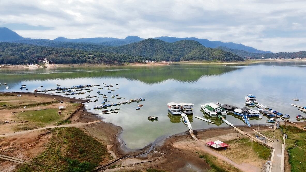 Durante este mes el nivel de almacena miento en la presa de Valle de Bravo se ha incrementado de 27% a 28.5%.  Foto: de Jorge Alvarado. El Universal