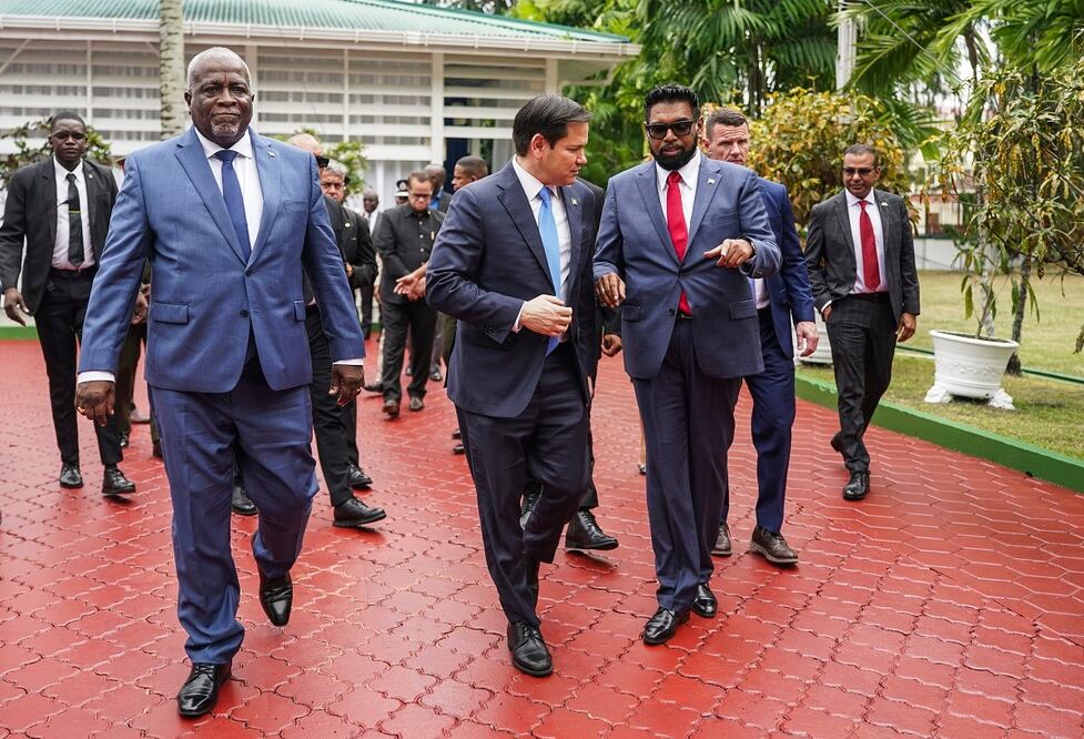 El secretario estadounidense de Estado, Marco Rubio (centro), conversa con el presidente de Guyana, Mohamed Irfaan Ali, en Georgetown, Guyana. FOTO: AP
