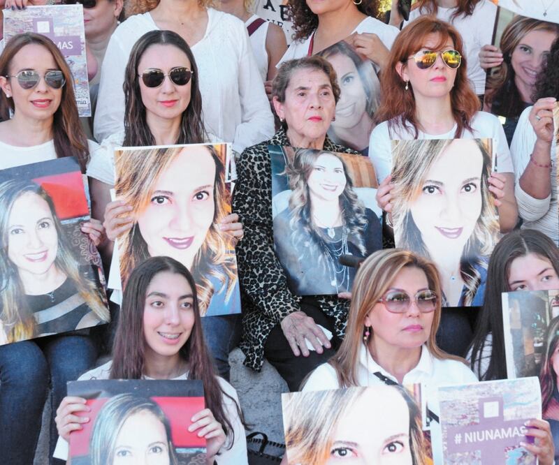 María del Socorro, al centro, madre de Abril Cecilia, se unió a la marcha, por segundo día consecutivo, para exigir justicia por el feminicidio. Foto/EMILIO VÁSQUEZ. EL UNIVERSAL