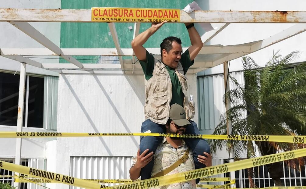 Clausuran simbólicamente Semarnat en Cancún. Foto: Adriana Varillas