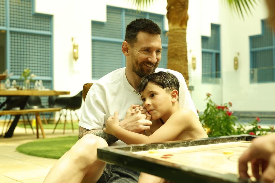 Lionel Messi y sus hijos. Fuente: Instagram @antonelaroccuzzo