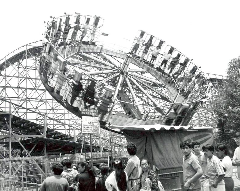 El juego de El Torbellino de la Feria de Chapultepec, el círculo giraba en posición horizontal y luego se levantaba y giraba de forma vertical como se observa en la fotografía de 1993. Archivo EL UNIVERSAL.