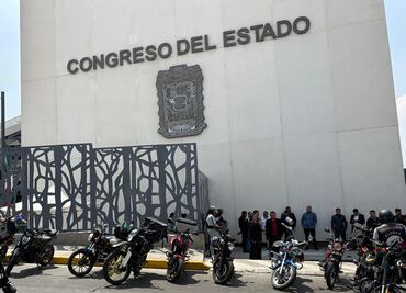 Protestan motociclistas en Congreso de Puebla; van contra reformas a Ley de Movilidad y Seguridad Vial