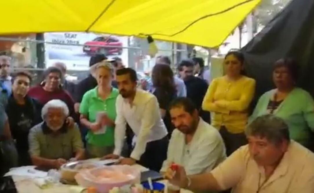 Reconoce funcionario que  tomó dos mezcales previo a reunión con damnificados